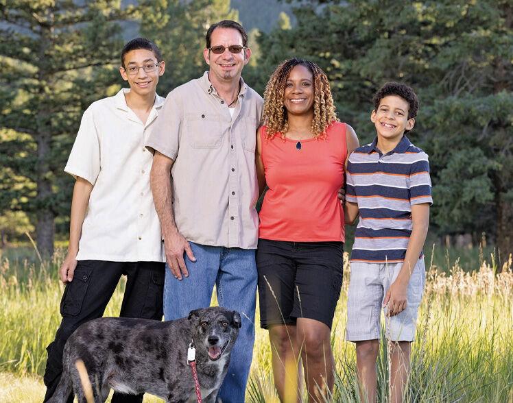 La familia Kimbrell, de izquierda a derecha: Kade, Travis (padre), Rochelle (madre), Jakeb y su perro Beau.